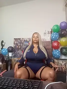 Snapshot of LaReineCleo chatting on 03/31/26, 11:23 LaReineCleo online show from 03/31/26, 11:23