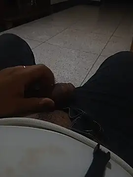 Snapshot of ouchenshadow2975 chatting on 11/23/25, 04:28 ouchenshadow2975 online show from 11/23/25, 04:28