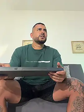 Snapshot of david10kc chatting on 02/01/26, 03:21 david10kc online show from 02/01/26, 03:21