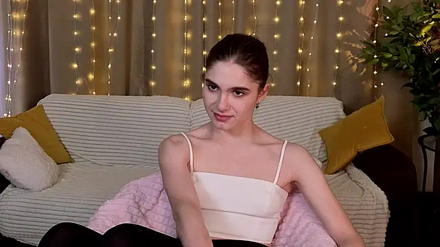 Snapshot of RozanneJordan chatting on 12/15/25, 05:08 RozanneJordan online show from 12/15/25, 05:08