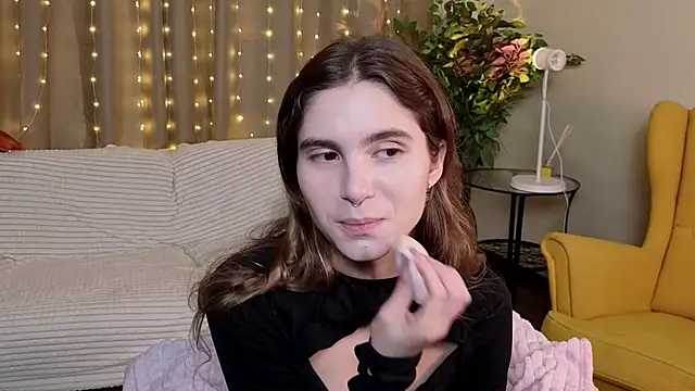 Snapshot of RozanneJordan chatting on 12/17/25, 05:18 RozanneJordan online show from 12/17/25, 05:18