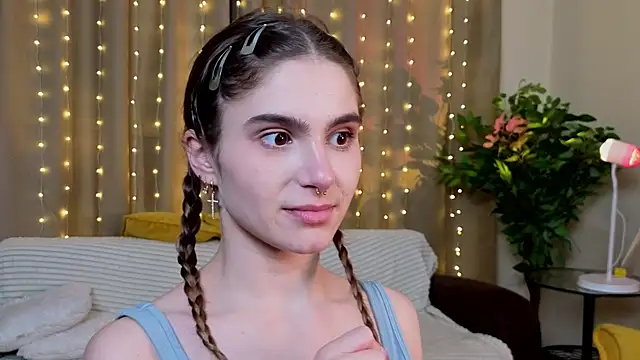 Snapshot of RozanneJordan chatting on 12/22/25, 05:13 RozanneJordan online show from 12/22/25, 05:13