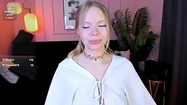 lucy loy online show from 04/25/26, 01:41