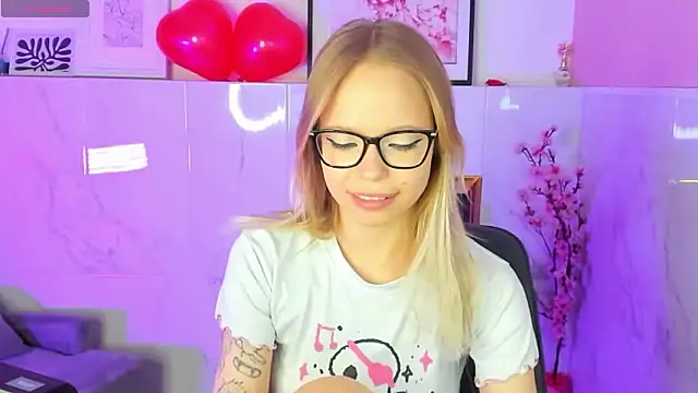 lucy loy online show from 02/06/26, 02:35