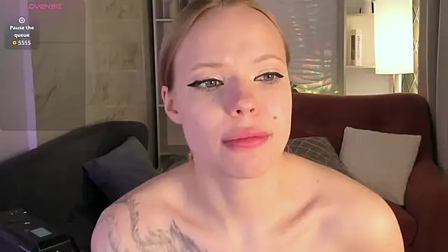 lucy loy online show from 02/02/26, 01:59