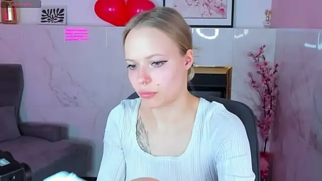 lucy loy online show from 02/10/26, 07:40