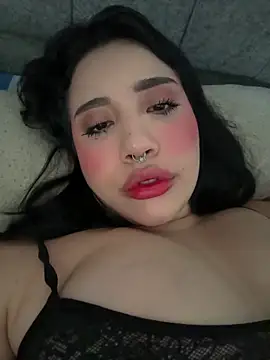 Snapshot of emy_eviee chatting on 04/27/26, 03:21 emy eviee online show from 04/27/26, 03:21