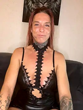 Snapshot of SexyInkedMiilfxx chatting on 11/24/25, 08:09 SexyInkedMiilfxx online show from 11/24/25, 08:09