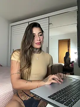 thauanydemontie online show from 12/17/25, 01:54