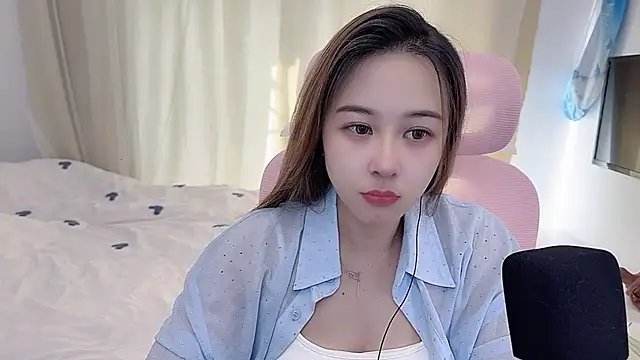 Snapshot of TTtia_ chatting on 12/16/25, 01:32 TTtia online show from 12/16/25, 01:32