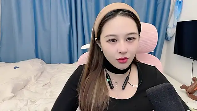 Snapshot of TTtia_ chatting on 12/14/25, 01:17 TTtia online show from 12/14/25, 01:17