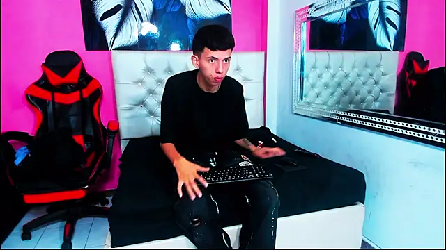 Snapshot of MiaAndTeylor chatting on 01/13/26, 03:38 MiaAndTeylor online show from 01/13/26, 03:38