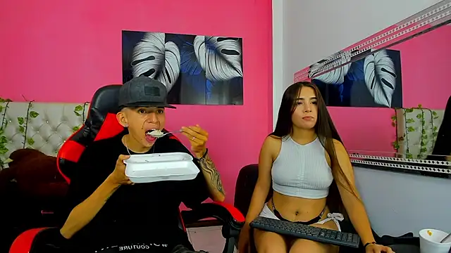 Snapshot of MiaAndTeylor chatting on 11/23/25, 07:35 MiaAndTeylor online show from 11/23/25, 07:35