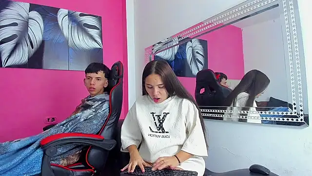 Snapshot of MiaAndTeylor chatting on 12/01/25, 08:26 MiaAndTeylor online show from 12/01/25, 08:26