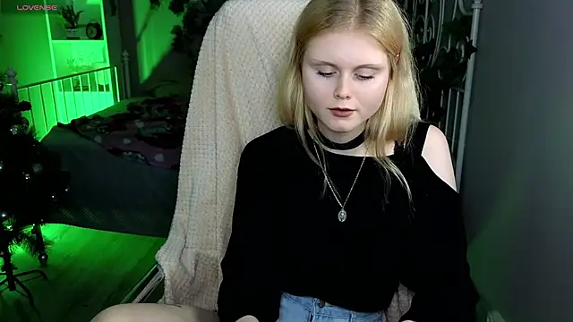 AnoraAmore online show from 12/14/25, 09:09