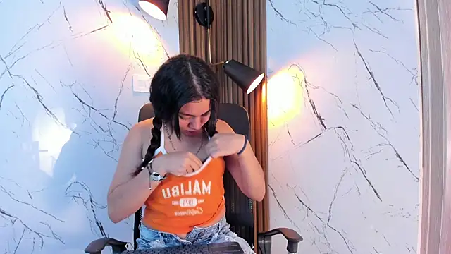 nina belle  online show from 11/19/25, 01:44