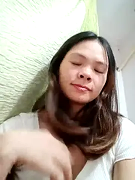 quynhquynh  online show from 11/27/25, 04:07