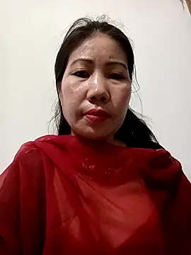 Snapshot of Reema_143 chatting on 12/14/25, 11:21 Reema 143 online show from 12/14/25, 11:21