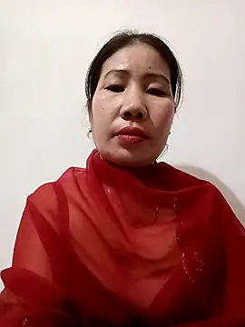 Snapshot of Reema_143 chatting on 12/14/25, 10:54 Reema 143 online show from 12/14/25, 10:54