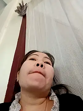 Snapshot of Reema_143 chatting on 12/23/25, 02:44 Reema 143 online show from 12/23/25, 02:44