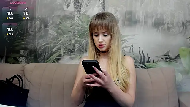 ChloeeBee online show from 12/18/25, 04:11