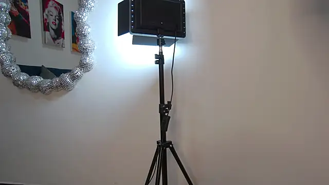 Noah Greenhart online show from 12/21/25, 02:08