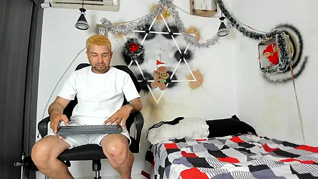 StephaniaAndRandy online show from 12/16/25, 01:59