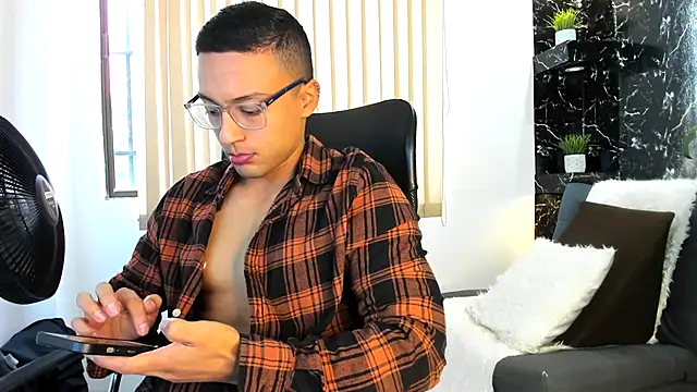 Snapshot of thomas_scot1 chatting on 11/21/25, 01:21 thomas scot1 online show from 11/21/25, 01:21