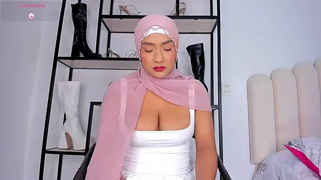 Snapshot of Amira-Zahra chatting on 07/28/26, 10:20 Amira-Zahra online show from 07/28/26, 10:20