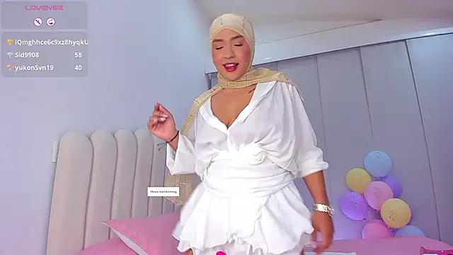 Snapshot of Amira-Zahra chatting on 05/14/26, 10:40 Amira-Zahra online show from 05/14/26, 10:40