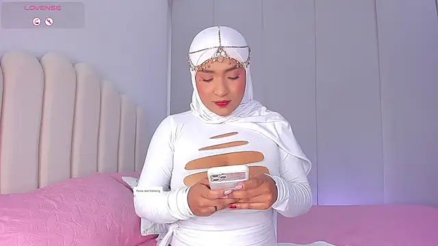 Snapshot of Amira-Zahra chatting on 06/26/26, 10:26 Amira-Zahra online show from 06/26/26, 10:26