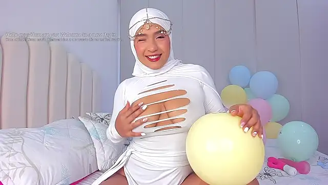 Amira-Zahra online show from 04/17/26, 09:39