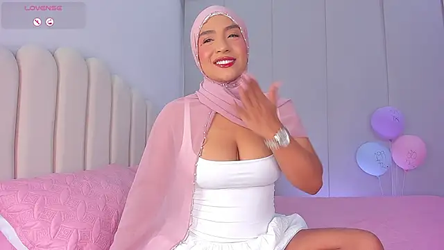 Snapshot of Amira-Zahra chatting on 05/23/26, 10:31 Amira-Zahra online show from 05/23/26, 10:31