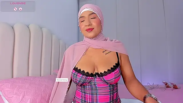 Snapshot of Amira-Zahra chatting on 06/17/26, 10:52 Amira-Zahra online show from 06/17/26, 10:52