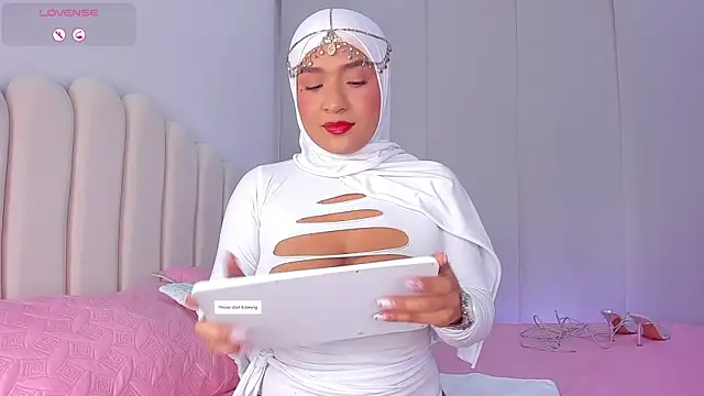 Snapshot of Amira-Zahra chatting on 06/15/26, 10:09 Amira-Zahra online show from 06/15/26, 10:09