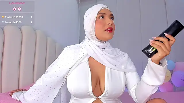 Snapshot of Amira-Zahra chatting on 05/20/26, 09:23 Amira-Zahra online show from 05/20/26, 09:23