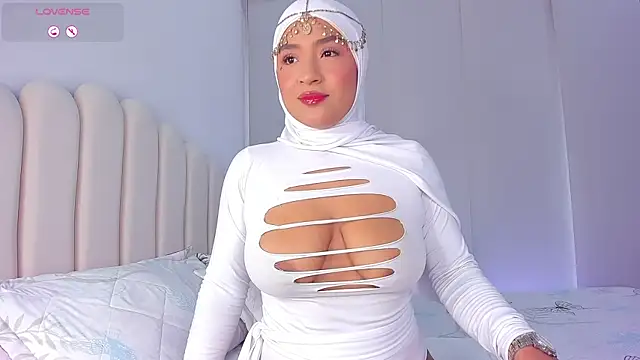 Snapshot of Amira-Zahra chatting on 07/20/26, 10:12 Amira-Zahra online show from 07/20/26, 10:12