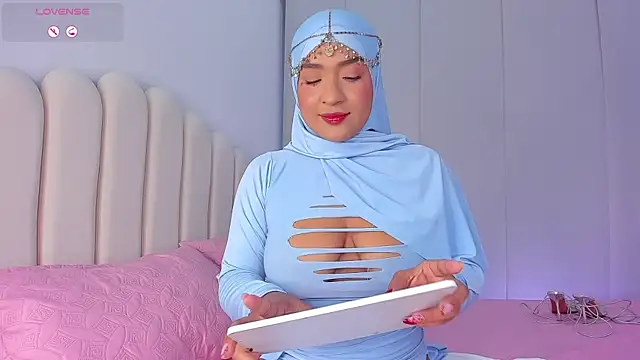 Snapshot of Amira-Zahra chatting on 06/24/26, 11:02 Amira-Zahra online show from 06/24/26, 11:02