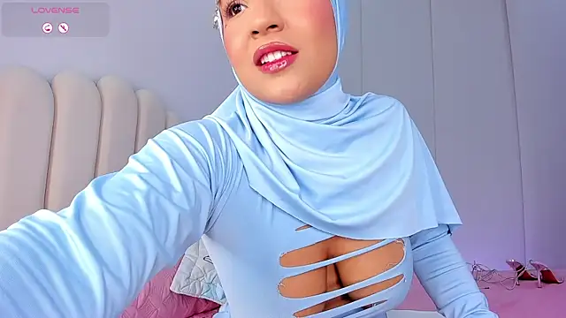 Snapshot of Amira-Zahra chatting on 06/12/26, 10:40 Amira-Zahra online show from 06/12/26, 10:40