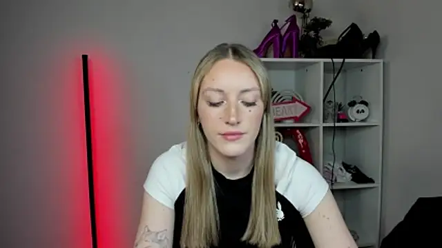 EvelynBlond online show from 04/21/26, 12:23
