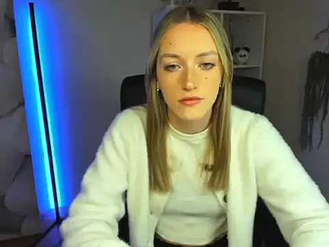 Snapshot of EvelynBlond chatting on 11/26/25, 06:24 EvelynBlond online show from 11/26/25, 06:24