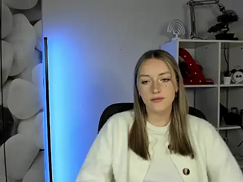 Snapshot of EvelynBlond chatting on 11/24/25, 06:35 EvelynBlond online show from 11/24/25, 06:35