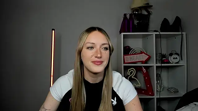 EvelynBlond online show from 05/13/26, 12:45