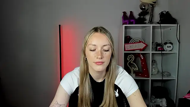 EvelynBlond online show from 06/18/26, 12:32
