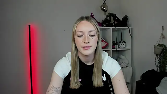 EvelynBlond online show from 04/02/26, 12:45