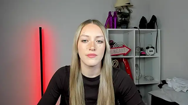 EvelynBlond online show from 05/18/26, 12:54