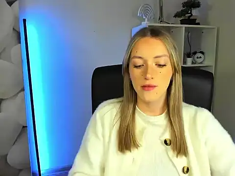 Snapshot of EvelynBlond chatting on 11/25/25, 06:25 EvelynBlond online show from 11/25/25, 06:25