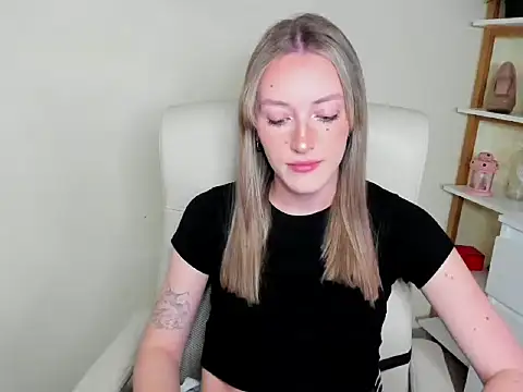 Snapshot of EvelynBlond chatting on 11/28/25, 01:44 EvelynBlond online show from 11/28/25, 01:44