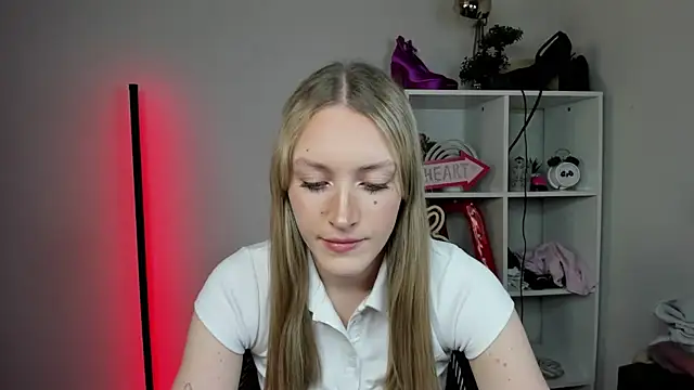 EvelynBlond online show from 04/20/26, 12:30