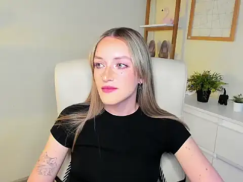 Snapshot of EvelynBlond chatting on 11/21/25, 01:43 EvelynBlond online show from 11/21/25, 01:43